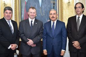 Danilo Medina recibe a enviado comercial del Reino Unido