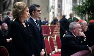 La reina emérita Sofía, de luto y en primera fila en el funeral de Benedicto XVI