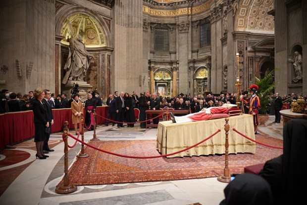 La reina emérita Sofía, de luto y en primera fila en el funeral de Benedicto XVI