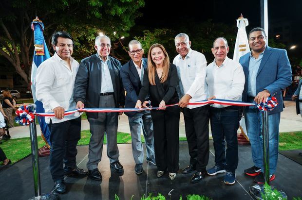 Sr. Arturo Marroquín, Luisín Mejía, Roberto Rodríguez , alcaldesa Carolina Mejía, Ángel Arzuaga Reyes, Yovanny Moya y José Monegro.
