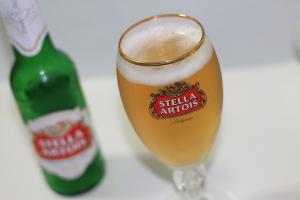 Stella Artois retira cervezas en República Dominicana por falla en botella