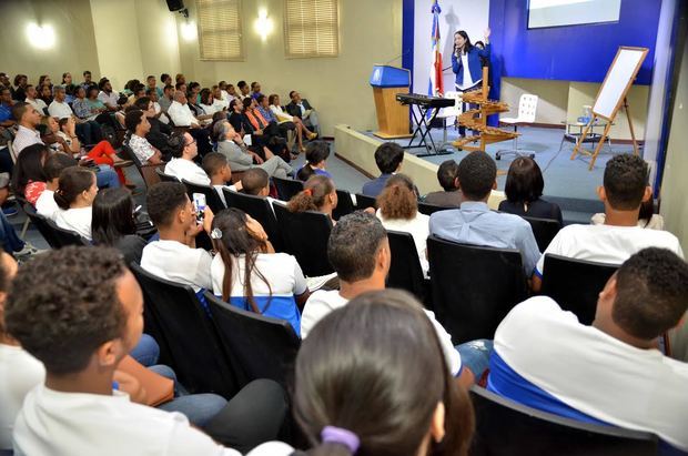 Al taller-concierto “Enseñanza de matemáticas por medio de la música: merengue y bachata”, organizado por la Vicepresidencia a través del programa Progresando con Solidaridad (Prosoli) y la embajada de Japón en la República Dominicana asistieron más de un centenar de maestros y estudiantes.