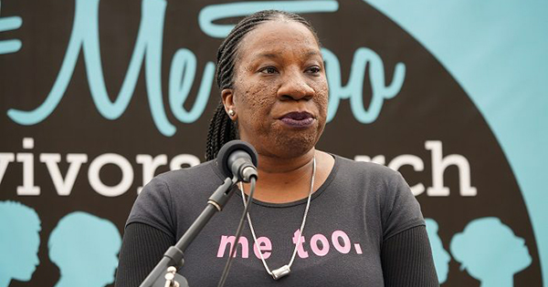 
Tarana Burke, en el centro, fundadora y líder del movimiento #MeToo (yo también).