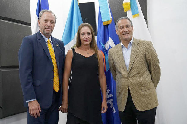 El Embajador de Guatemala, Javier Cepeda, cuando introducía la comedia Hostal Don Tulio del director Rodolfo Espinosa.