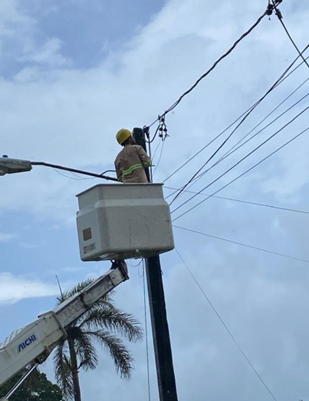 Técnico desconectando conexión ilegal