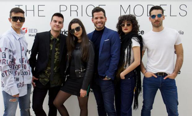 El emprendedor Miguel Alejandro Rodríguez (al centro) junto a los modelos