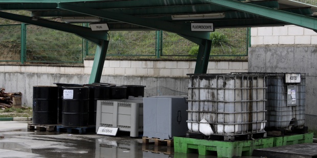 Contenedores de reciclaje de pilas de botón, baterías, fluorescentes y aceites.