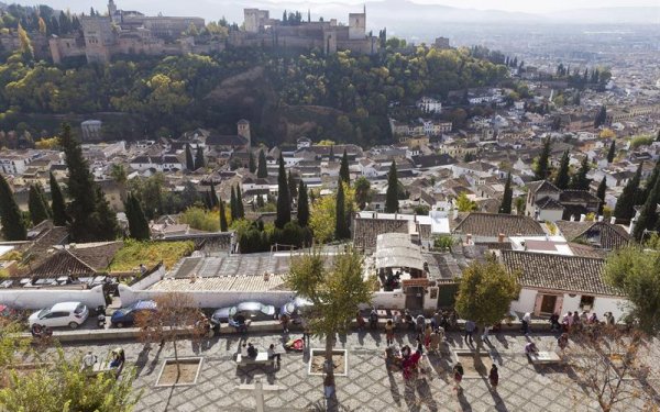 Mirador de San Nicolás con vistas a la Alhambra de Granada.