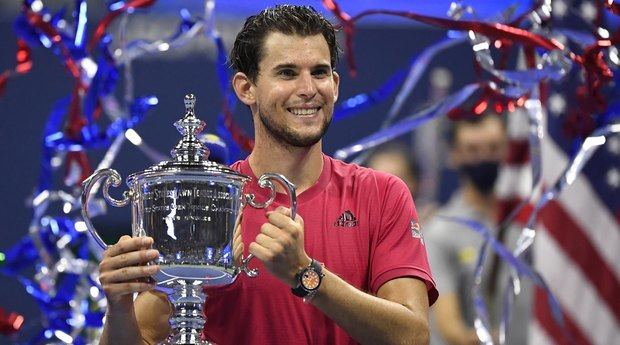 Dominic Thiem celebra con el trofeo del US Open tras su partido contra Alexander Zverev.