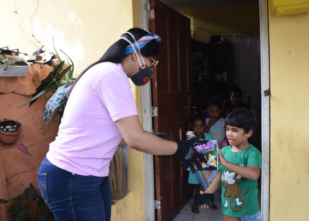 La institución realizó la entrega de raciones alimenticias y juguetes a personas residentes en la zona de los Mameyes y Villa Duarte.