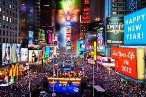 La icónica bola de cristal de Times Square da la bienvenida a 2018