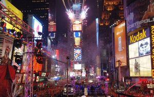 Miles de personas dan la bienvenida a 2019 bajo la lluvia en Times Square