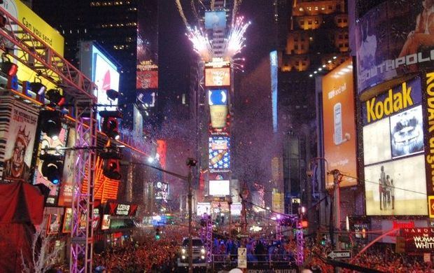 Miles de personas despidieron hoy bajo la lluvia 2018 enTimes Square.