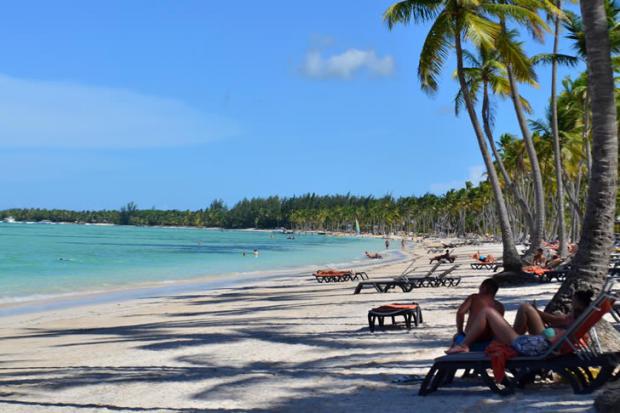 Playa y turistas