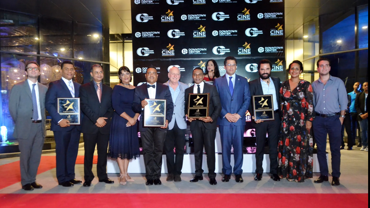 Todos los reconocidos en entregsa de la primera entrega del Paseo de la fama del Cine Donwtonw.
