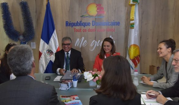 Viceministro de Turismo, Fausto Fernández y Mercedes Castillo, directora de la Oficina de Promoción Turística (OPT) en Francia firman acuerdos con cuatro líneas aéreas en feria Top - Resa 2019.
