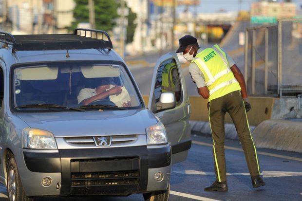 Abinader extiende por otros 20 dí­as el toque de queda.