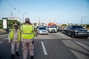 Agentes que vigilan cumplimiento del toque de queda volverán al patrullaje