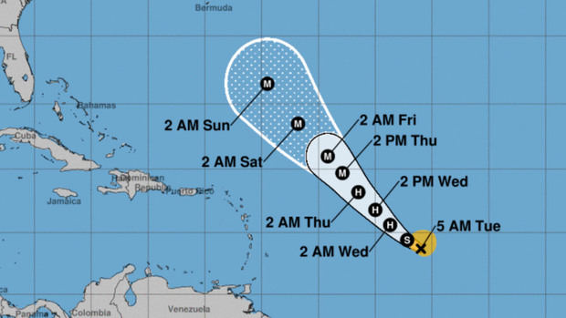 La tormenta tropical Teddy avanza en el Océano Atlántico y se pronostica que se fortalezca a huracán este martes.
