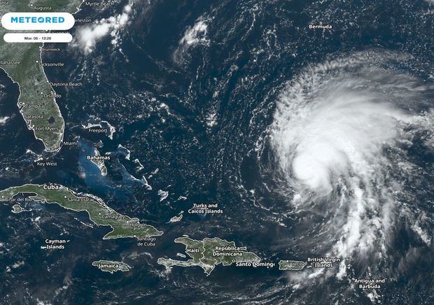 Earl se convierte en huracán sobre aguas del atlántico.