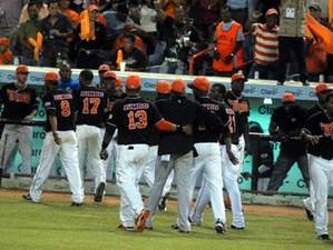 Estrellas vencen Toros y siguen firmes en la cima del béisbol dominicano