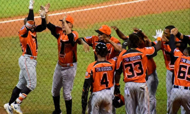 Toros siguen firmes en la cima del torneo dominicano de béisbol.