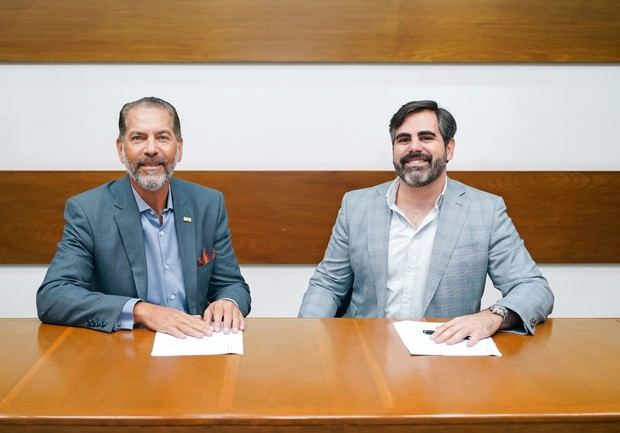 Francisco Domínguez y Franquiz Caraballo en la firma del acuerdo.