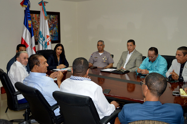 La directora ejecutiva del INTRANT, Claudia Franchesca De los Santos, dirigió el encuentro con transportistas