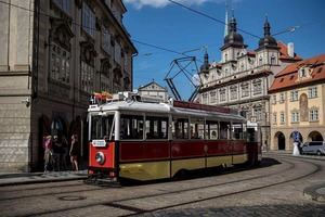El 41, un tranvía de viejos vagones resucita tiempos históricos en Praga
 