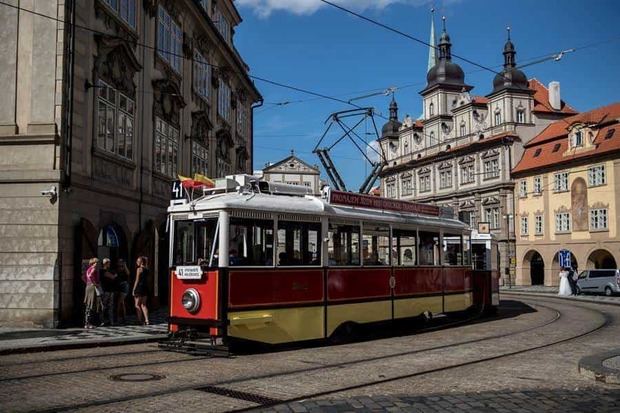 Una serie de antiguos vagones de tranvía se alternan en la línea 41 de Praga para ofrecer un retorno nostálgico a la época del imperio austro - húngaro.