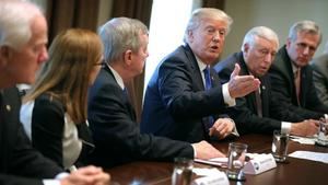 Trump respalda una reforma migratoria en dos fases, con el muro en la primera
 