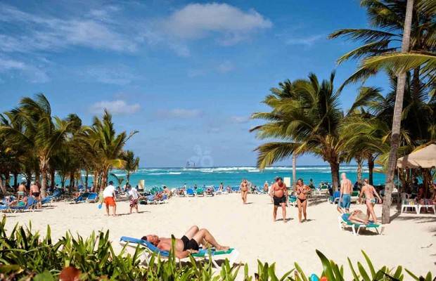 Turistas en playas dominicanas. 
