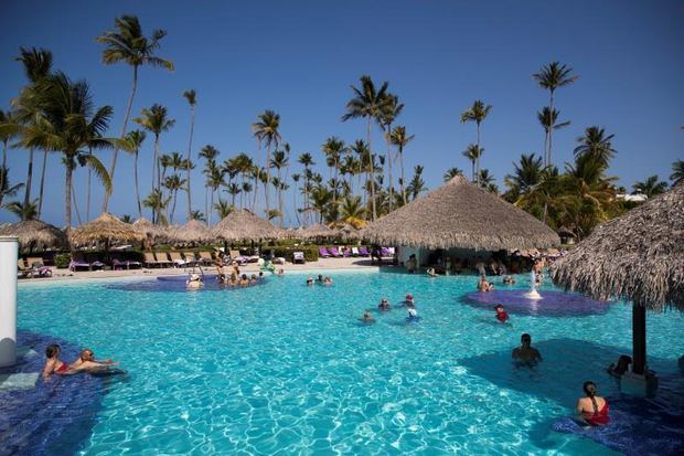 Turistas disfrutan de la estancia en un hotel en Punta Cana, República Dominicana.