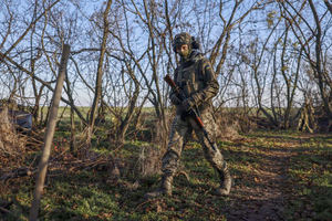 Un militar ucraniano en primera línea en la región norte de Jersón, Ucrania.