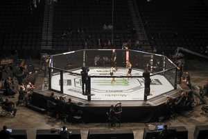 UFC estrena una era de deportes con mascarilla y sin público

 
