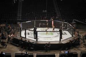 UFC estrena una era de deportes con mascarilla y sin público

 
