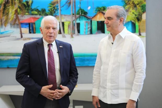 Josep Borrell junto al Presidente Abinader.