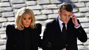 Emmanuel Macron y esposa.
