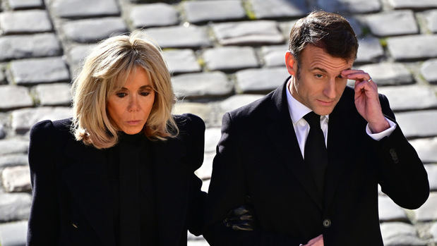 Emmanuel Macron y esposa.