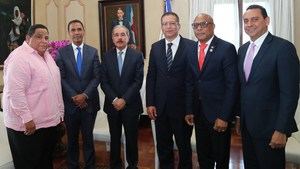 Presidente Medina recibe detalles pasos de avance de Dominicana Limpia 