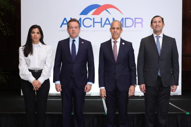 Ministro Bisonó resalta el liderazgo de RD en comercio regional durante almuerzo de AMCHAMDR