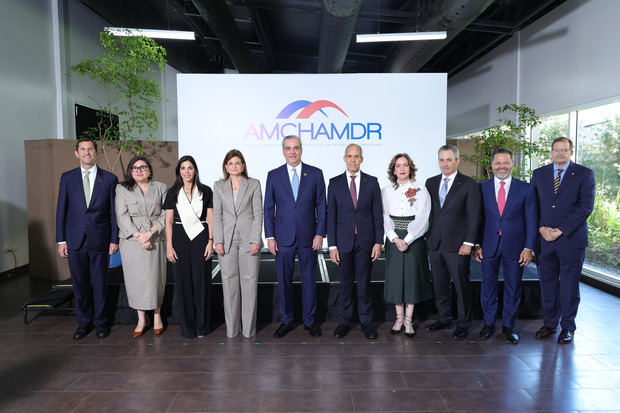 Presidente Abinader afirma en Almuerzo de AMCHAMDR que RD de hoy está más fuerte.