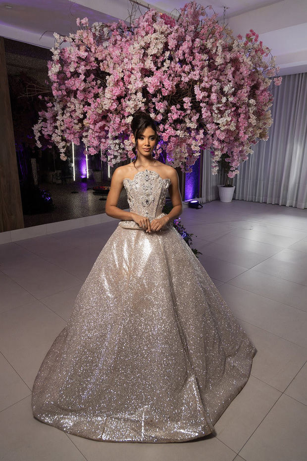 Joheirry Mola en un vestuario disenado por Giannina Azar.