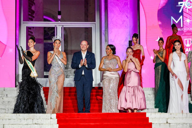 Jennifer Ventura (MissRD 2025), Ulises Rodriguez (Alcalde Santiago) y Magali Febles (Directora Miss RD)