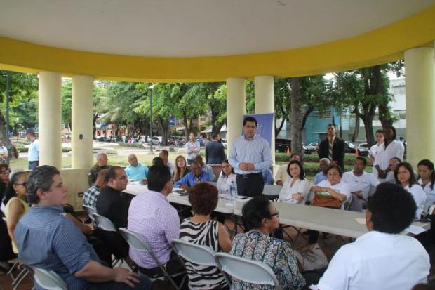Alcalde David Collado despacha desde el parque Eugenio María de Hostos