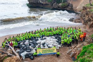 300 Voluntarios de la Iglesia de Dios recolectaron 2.7 toneladas de basura en la playa Fuerte San Gil