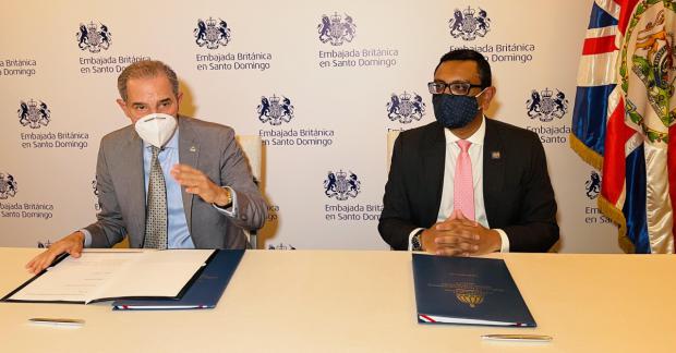 MESCYT y Embajada Británica en República Dominicana suscriben convenio para ampliar programa de becas internacionales