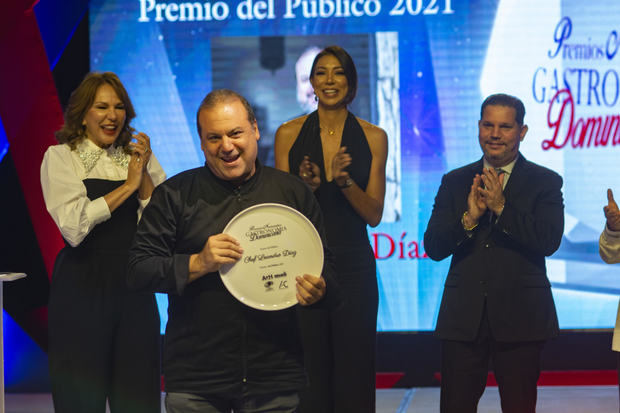 Leandro recibe el premio de la mano de Juan Bolivar Troncoso, Director de Sabores Dominicanos, Milagros Germán, Directora de comunicaciones de la presidencia, Engelbert Landolfi, Asesor de la presidencia en materia artística y Gabriella Reginato, destacada chef dominicana.
