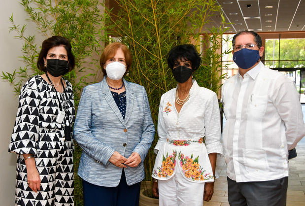 María Amalia León, Carmen Heredia, Elsa Núñez y Javier Deschamps..