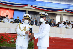 Misiones diplomáticas otorgan condecoraciones y reconocimientos en graduación academia naval de la armada
